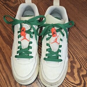✔️ Nike Kids Air Jordan White and Green Sneakers